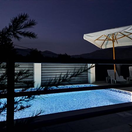 Villa "Amber" Luxury Apartments With A Pool มลินี ภายนอก รูปภาพ