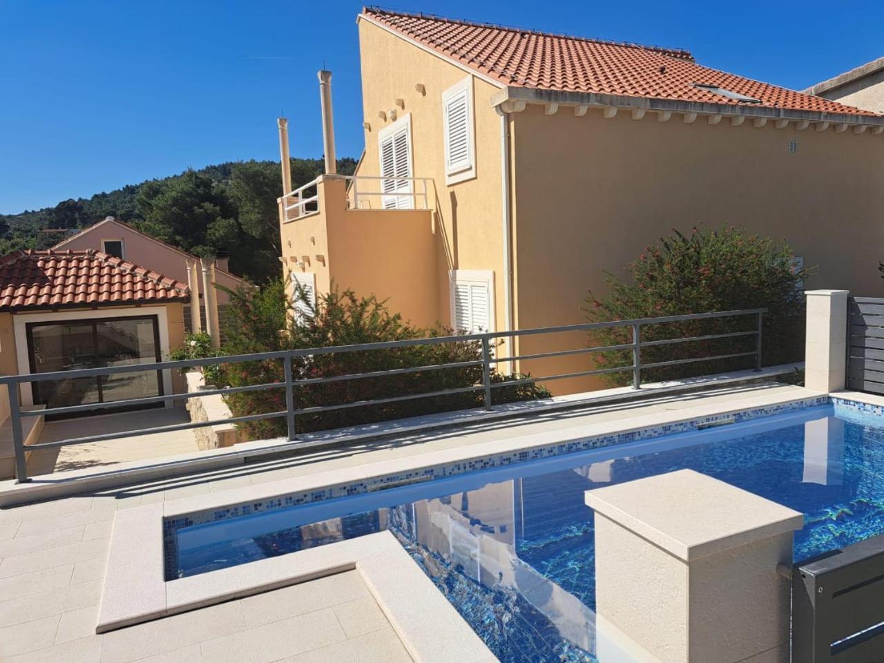 Villa "Amber" Luxury Apartments With A Pool มลินี ภายนอก รูปภาพ