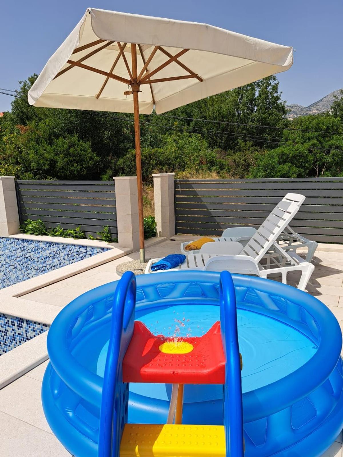 Villa "Amber" Luxury Apartments With A Pool มลินี ภายนอก รูปภาพ