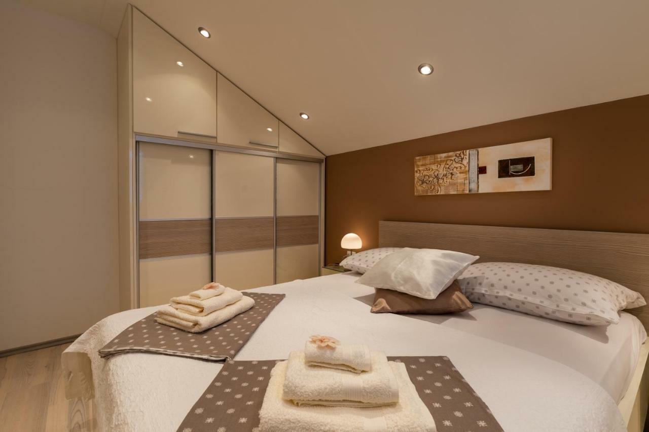 Villa "Amber" Luxury Apartments With A Pool มลินี ภายนอก รูปภาพ