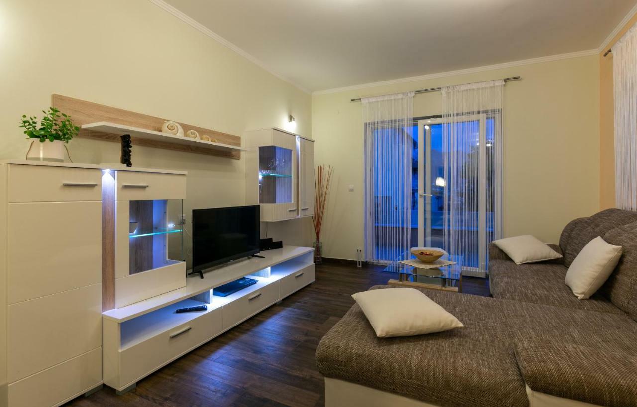 Villa "Amber" Luxury Apartments With A Pool มลินี ภายนอก รูปภาพ